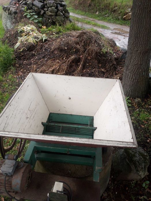 Vendo ralador de uvas elétrico.