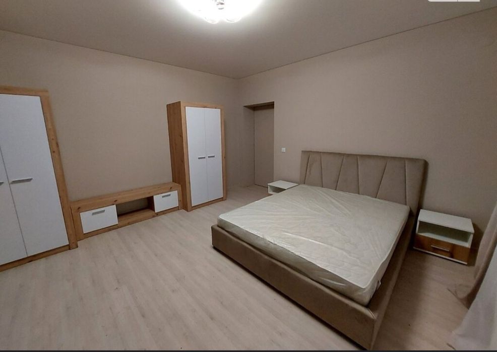 Здається 1-км.Біля Парку.