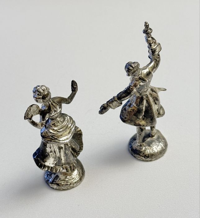 Stare figurki metalowe platerowane kolekcjonerskie para