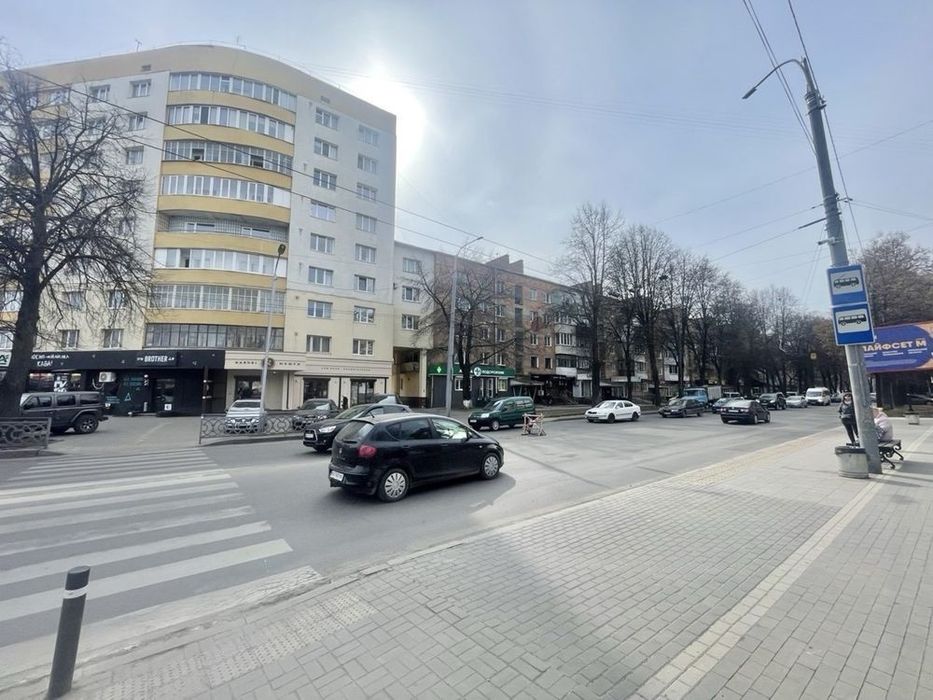 ТРИКІМНАТНА КВАРТИРА, вулиця Степана Бандери