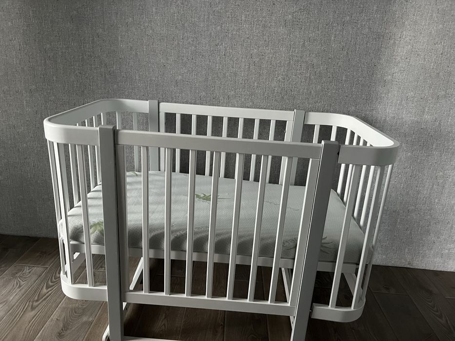Дитяче ліжечко для немовлят