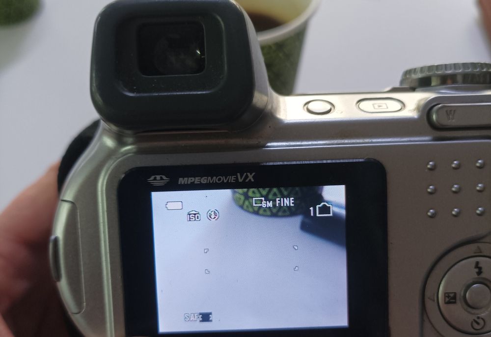 На запчасти работает фотографирует