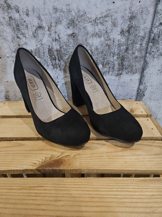 Czarne buty na obcasie