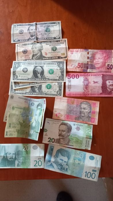 Coleção de notas e moedas antigas e estrangeiras