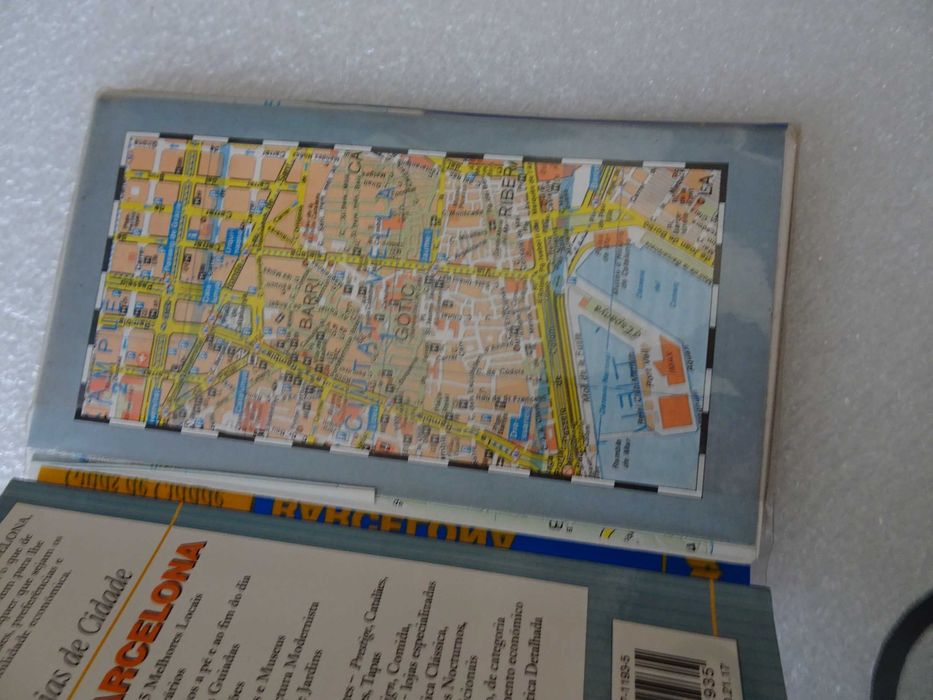 Livro Guia Turístico - Guias da cidade Barcelona (com mapa)