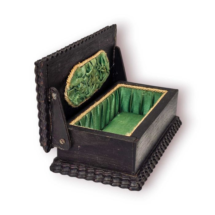 Caixa Antiga Madeira com Aplicações Prata – Interior Seda