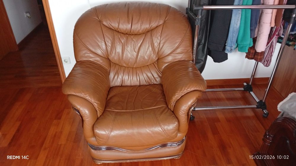 2 Sofás em pele Genuína