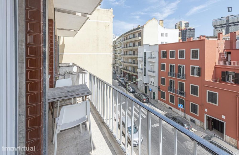 Quarto - localizado em Campolide Lisbon