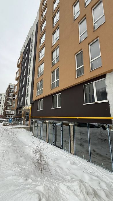 Продаж фасадного комерційного приміщення в новобудові