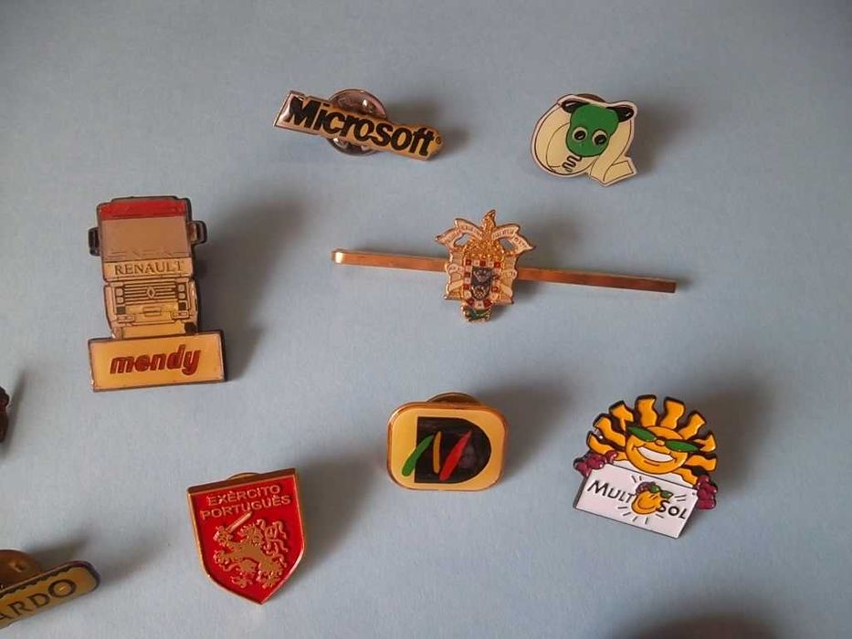 67 pins metálicos antigos , marcas comerciais e outros temas.