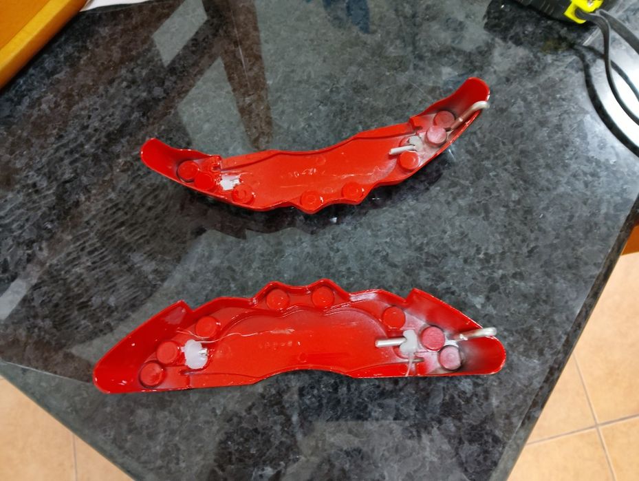 Capas travoes em metal