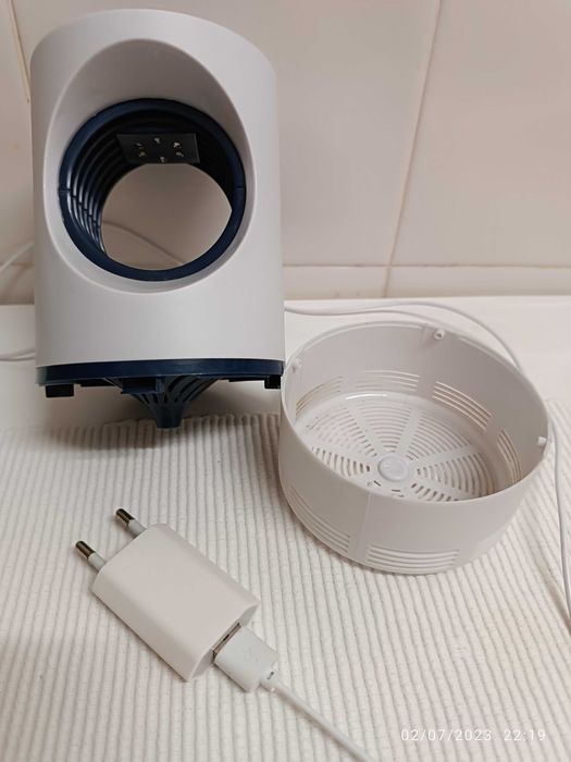 Mata mosquitos com luz UV e alimentador.64585572403331123