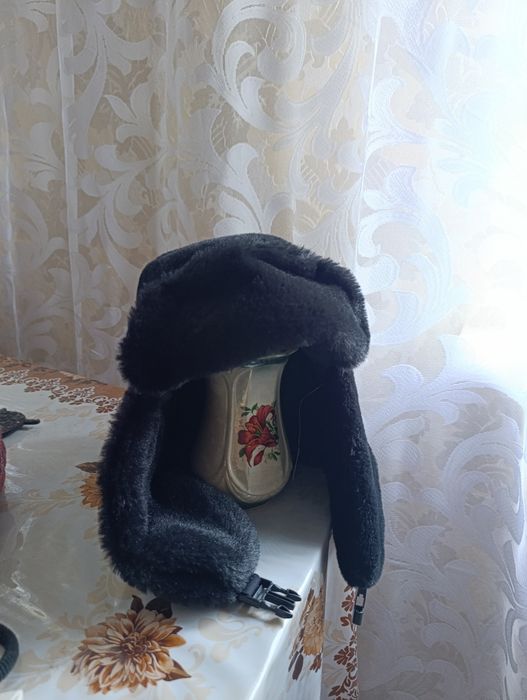 Чорна шапка ушанка
