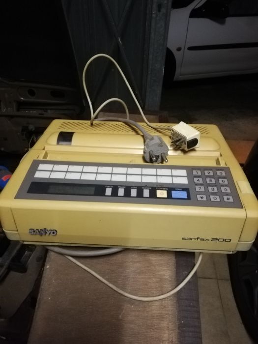 Fax antigo em estado novo.