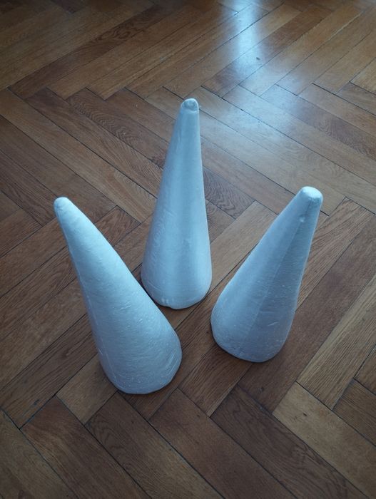Styropianowy stożek