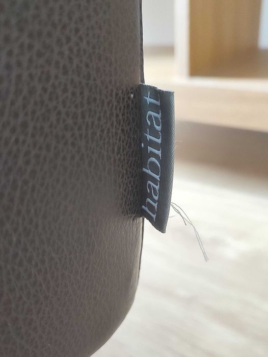 Sofá moderno, castanho em Pele resistente, da Habitat, hoje loja Área