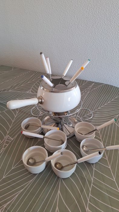 Aparelho / Conjunto de Fondue Completo em Cerâmica e Inox (com Molheiras)".