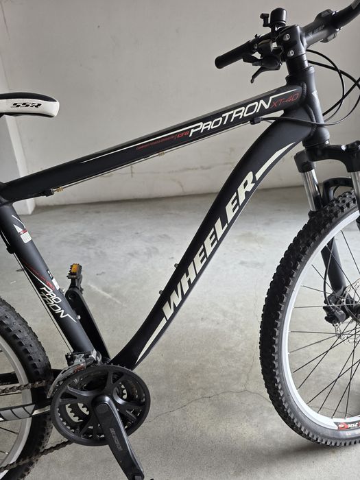 Bicicleta com travões de disco e a óleo