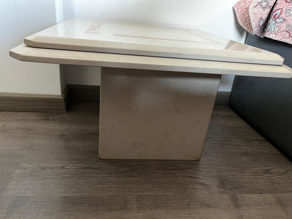 Mesa de mármore quadrangular