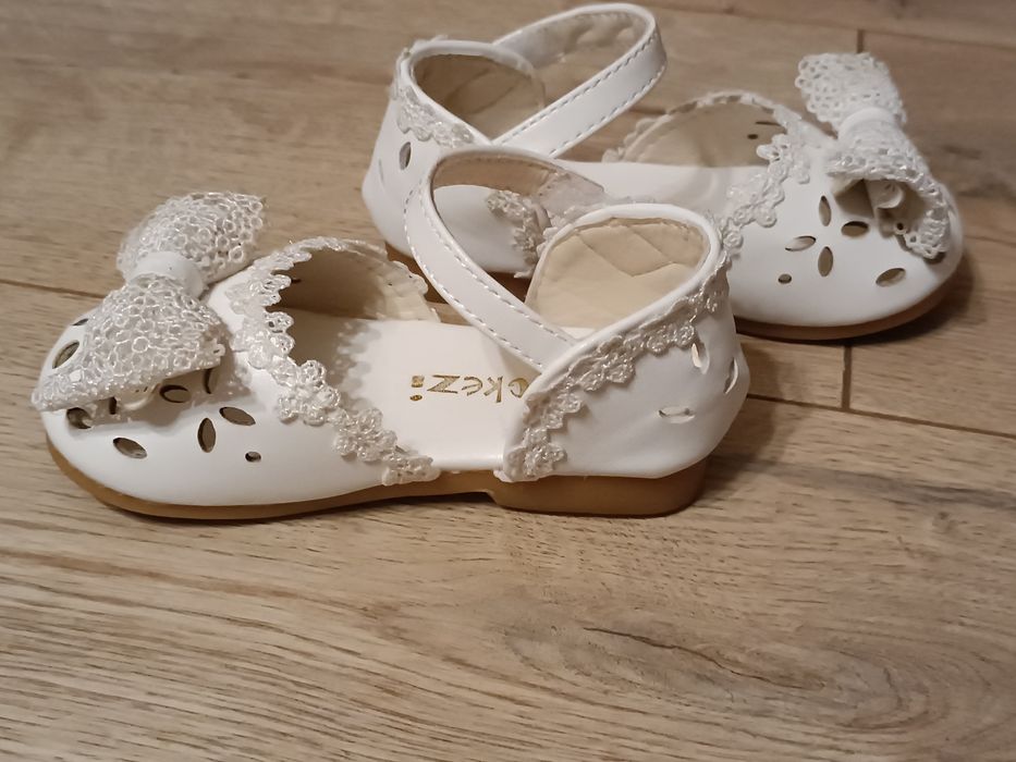 Pantofle baleriny r.22 białe eleganckie dziewczynka
