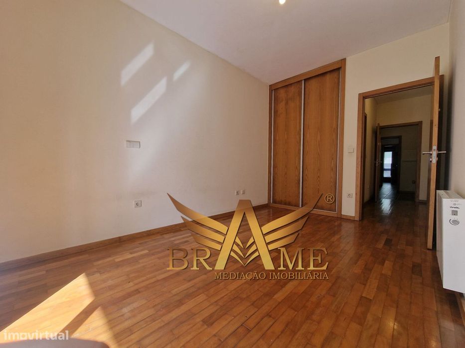 Apartamento T2 Com Lugar De Garagem | Rua Da Constituição - Porto