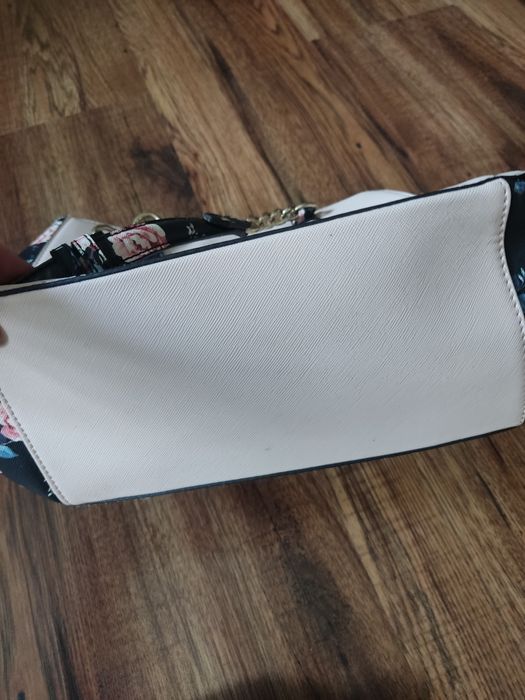 Guess torebka damska pojemna 30/20/10 kwiaty pudrowy róż