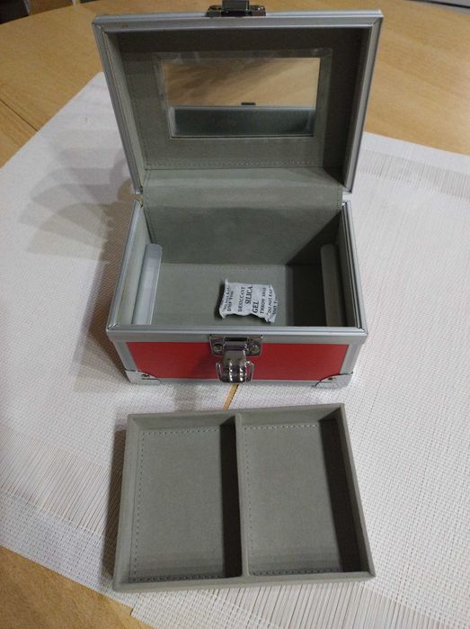 Kuferek Scarlet.
