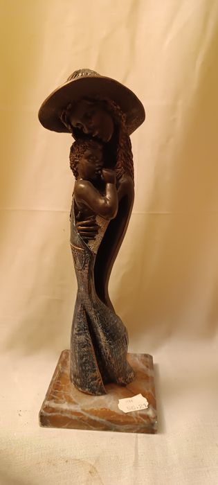 Estatueta mãe com bebé