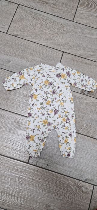 Newbie pajac pajacyk śpiochy śpioszki bez stópek kwiaty kwiatki