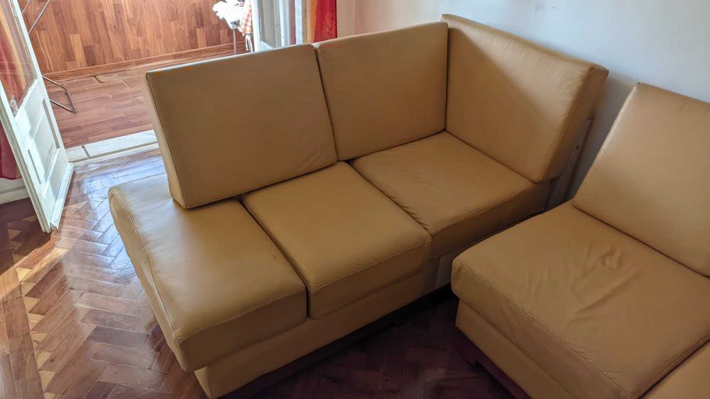sofa em couro amarelo torrado
