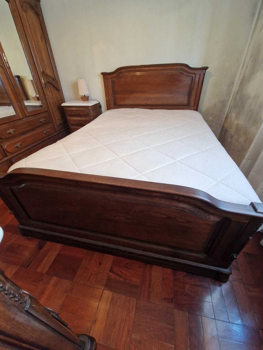 Mobilia de Quarto (conjunto de cama, guarda fatos e comoda)