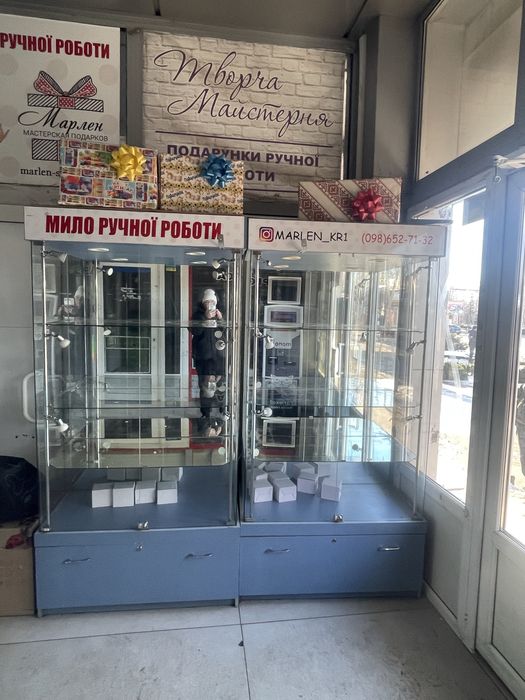 Продам вітрини стелажі 2шт