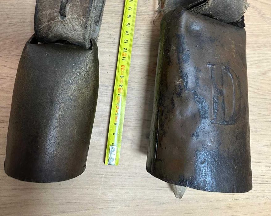 Dois chocalhos antigos