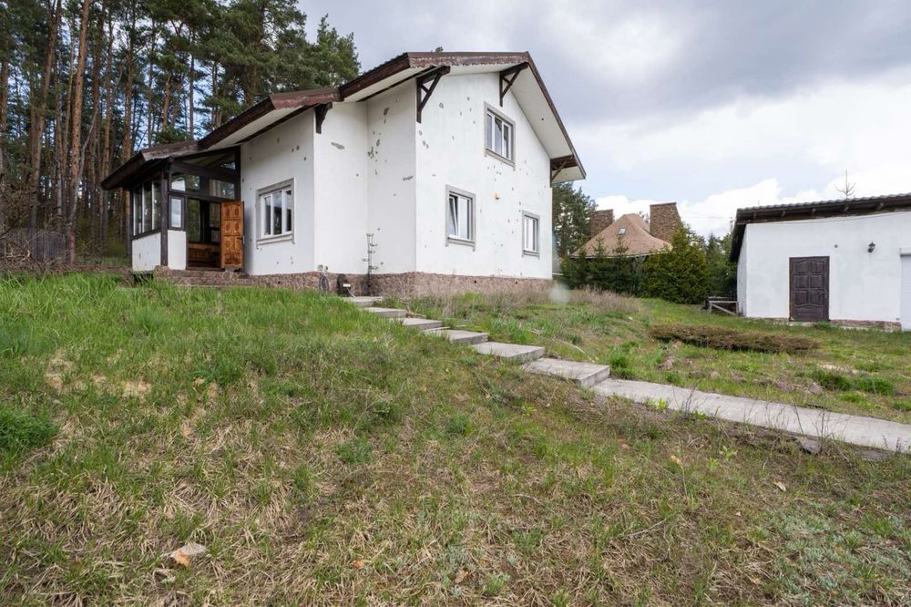 Цікавий, харизматичний будинок Стоянка закрита территорія з виходом в ліс.