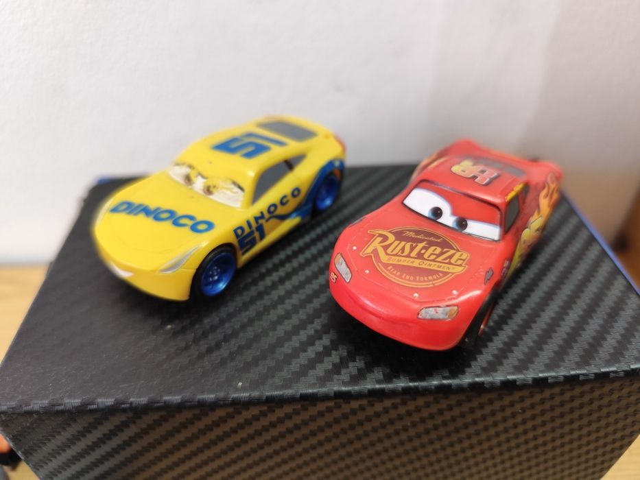 Carro Carrera Faísca lightning McQueen Dinoco