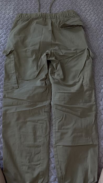 Calça cargo beje da Bershka