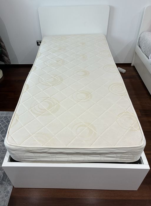 Cama de solteiro branca