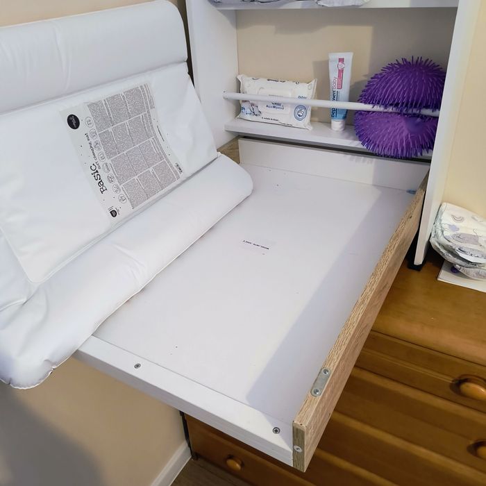 Przewijak ścienny z wkładem po jednym dziecku