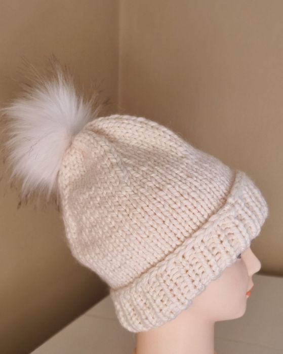 Biała czapka handmade