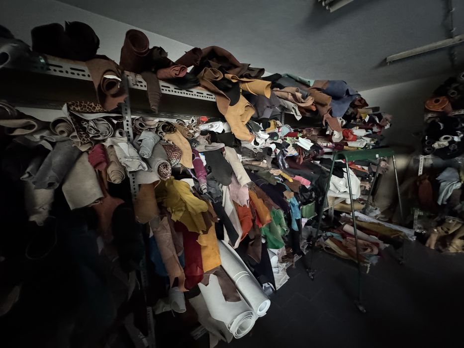 Lote de pele e tecidos para industria de calçado