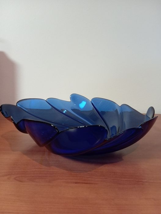 Saladeira de vidro azul