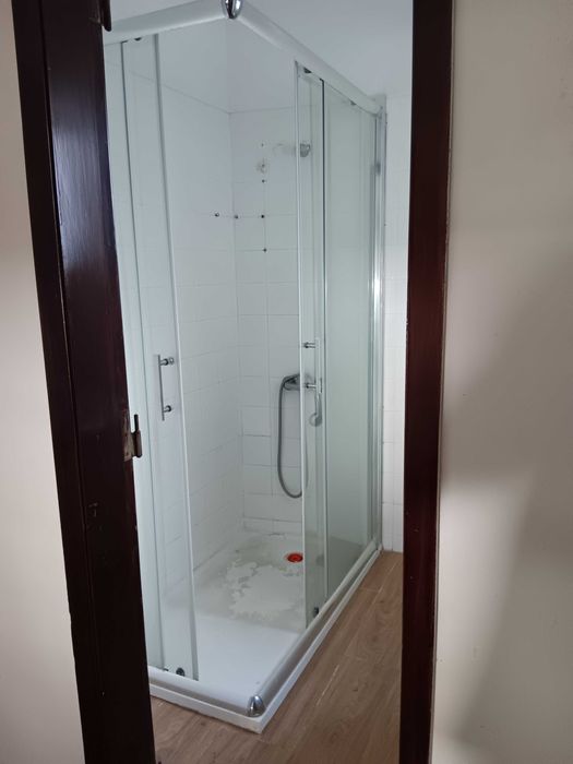 Cabine de duche com pouco uso