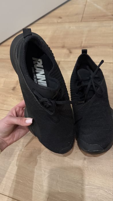 Обригінальні спортивні бігові кросівки nike