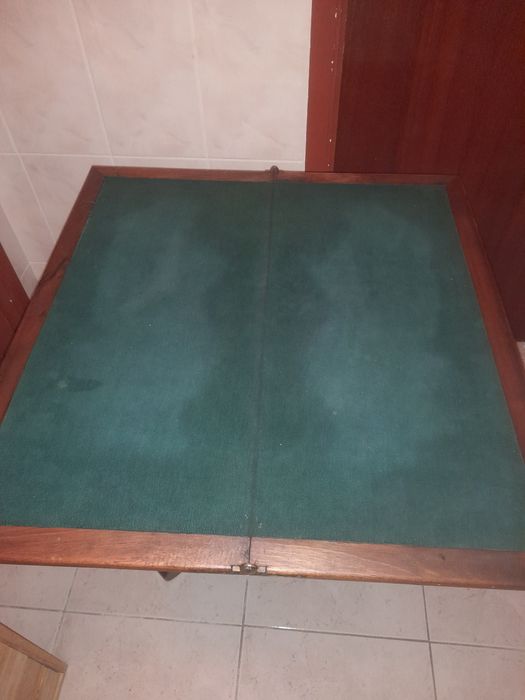 Mesa de jogo antiga em madeira