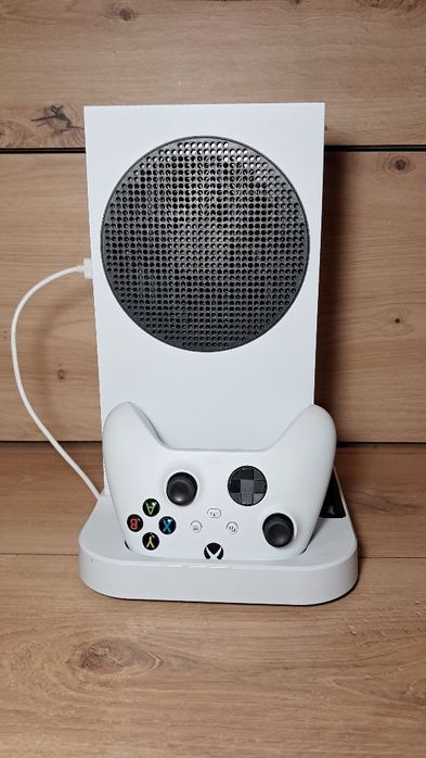 Konsola Xbox series s z podstawką chłodzącą i dwoma akumulatorami