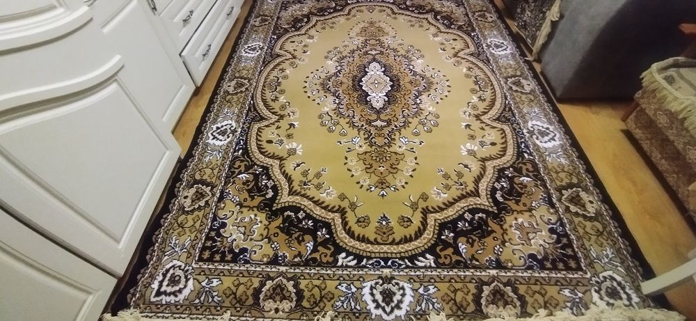 продам килим 2,63х1,90м новий