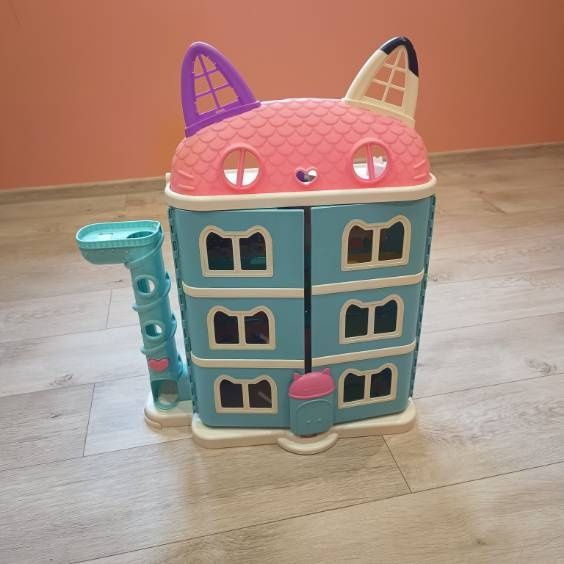 Koci domek dla lalek