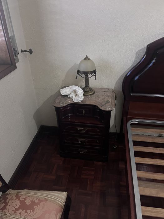 Cama com estrada e mesas de cabeceira