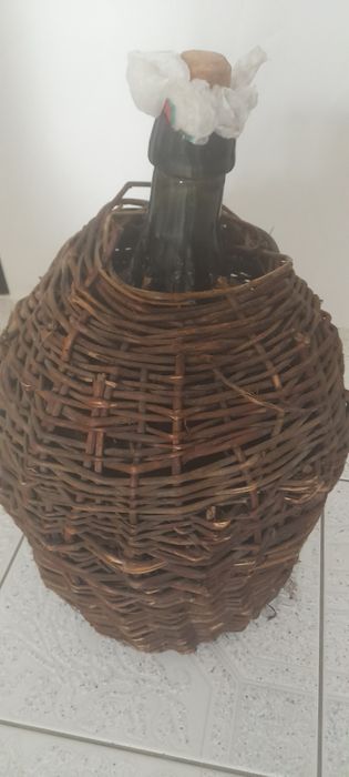 Butla do wina z koszem