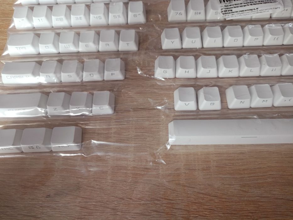 Zestaw białych nakładek na klawisze